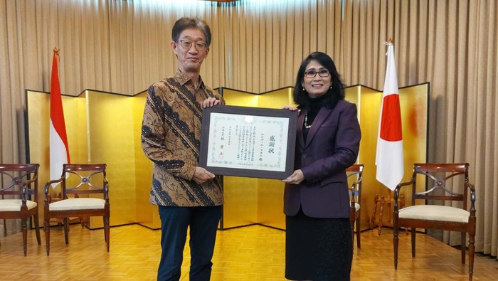 Yundini, dosen asal Polman, Sulbar mendapat penghargaan dari Menteri Luar Negeri Jepang.