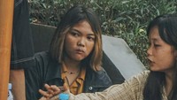 Inilah gaya Kurma Citayam ketika sedang nongkrong bareng teman-temannya. Ada berbagai macam variasi minuman terlihat di meja mereka. Foto: Instagram @callmebacce