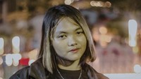 Kurma semakin terkenal karena gayanya yang mirip Marion Jola. Remaja ini diketahui masih berumur belasan tahun seumuran dengan Jeje, Bonge, dan teman-teman lainnya di Citayam Fashion Week. Foto: Instagram @kurma_26