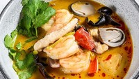 Tomyam begitu identik sebagai makanan khas Thailand. Sajian berkuah ini punya rasa asam, pedas, dan segar. Salah satu variannya berisi seafood. Bikin yuk pakai resep ini. Foto: iStock