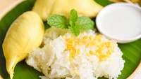 Lembut dan pulennya ketan enak dipadukan daging buah durian yang manis. Apalagi diberi siraman saus santan! Menu populer restoran Thailand ini bisa kamu bikin sendiri pakai resep ini. Foto: iStock 
