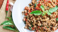 Selain daging, ayam tumis basil juga bisa kamu bikin sendiri di rumah. Rasanya yang pedas segar ini dijamin bikin nambah nasi. Yuk intip resep ayam tumis basil ala Thailand. Foto: iStock