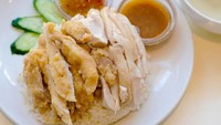Chicken rice alias nasi ayam juga bisa ditemukan di Thailand. Nasinya gurih, pulen, dan wangi. Berpadu enak dengan topping irisan ayam rebus yang juicy. Begini cara buatnya. Foto: iStock