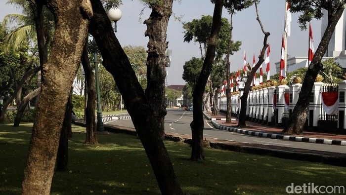 Sejumlah ruas jalan di sekitar Istana Merdeka ditutup menyusul adanya rangkaian gladi kotor upacara peringatan HUT RI ke-77 pada 17 Agustus 2022.