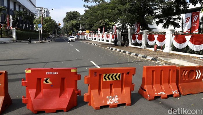 Sejumlah ruas jalan di sekitar Istana Merdeka ditutup menyusul adanya rangkaian gladi kotor upacara peringatan HUT RI ke-77 pada 17 Agustus 2022.