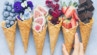 Berisi buah, cokelat, hingga edible flowers, Anett menamakan kreasinya ini sebagai Fruity cones yang cocok menemani waktu santai Anda di rumah. Foto: Instagram @anettvelsberg
