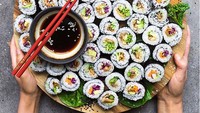 Siapa bilang vegan tidak bisa menikmati sushi? Anett membuat maki rolls yang berisi sayuran, mulai dari kubis ungu hingga irisan lobak.  Foto: Instagram @anettvelsberg