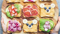 Roti panggang ini terlihat menggemaskan dengan selai kacang dan irisan buah-buahan segar yang cantik. Foto: Instagram @anettvelsberg