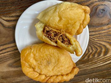 Panada Jumbo Empuk dan Klappertaart Enak Ada di Kafe Ini