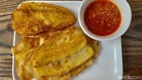 Ada juga menu pisang goreng dengan cocolan sambal roa yang pedas nikmat. Pisang goreng ini cocok jadi teman minum kopi. Foto: detikFood/Yenny Mustika Sari