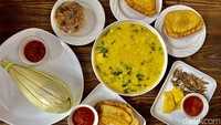 Makanan yang ditawarkan berupa kuliner Manado. Ada beragam hidangan autentik, seperti nasi kuning, bubur tinutuan, mie cakalang, hingga aneka kue dan dessert. Foto: detikFood/Yenny Mustika Sari