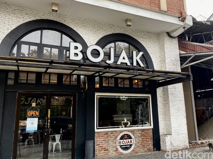 Bojak Coffee & Eatery Bojak Coffee & Eatery tawarkan kuliner Manado autentik