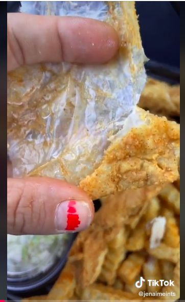 Bule ketipu saat beli kulit ayam goreng