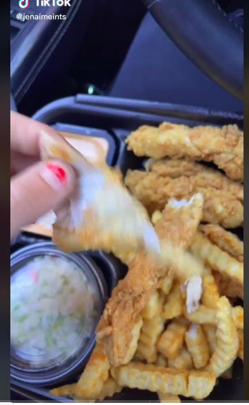 Bule ketipu saat beli kulit ayam goreng