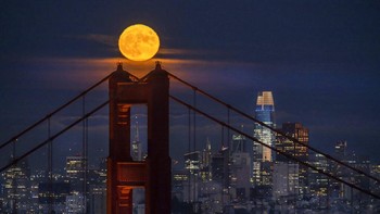 Peristiwa supermoon membuat Bulan tampak lebih terang dari biasanya. Foto: AP/Ng Han Guan