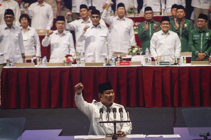 Ketua Umum Partai Gerindra Prabowo Subianto (kedua kanan) bersama Ketua Umum Partai Kebangkitan Bangsa (PKB) Muhaimin Iskandar (kanan) saat deklarasi koalisi antara Partai Gerindra dan PKB dalam Rapimnas Gerindra di SICC, Sentul, Kabupaten Bogor, Jawa Barat, Sabtu (13/8/2022). Partai Gerindra dan PKB secara resmi menyatakan berkoalisi untuk pemilu 2024. ANTARA FOTO/Yulius Satria Wijaya/nym.