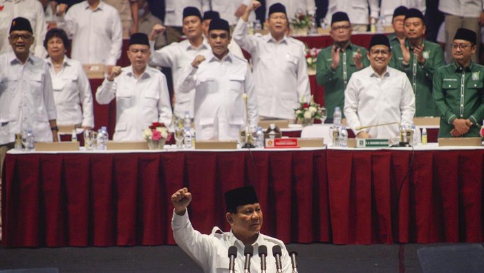 Ketua Umum Partai Gerindra Prabowo Subianto (kedua kanan) bersama Ketua Umum Partai Kebangkitan Bangsa (PKB) Muhaimin Iskandar (kanan) saat deklarasi koalisi antara Partai Gerindra dan PKB dalam Rapimnas Gerindra di SICC, Sentul, Kabupaten Bogor, Jawa Barat, Sabtu (13/8/2022). Partai Gerindra dan PKB secara resmi menyatakan berkoalisi untuk pemilu 2024. ANTARA FOTO/Yulius Satria Wijaya/nym.