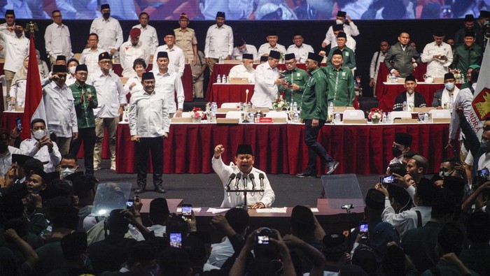 Ketua Umum Partai Gerindra Prabowo Subianto (kedua kanan) bersama Ketua Umum Partai Kebangkitan Bangsa (PKB) Muhaimin Iskandar (kanan) saat deklarasi koalisi antara Partai Gerindra dan PKB dalam Rapimnas Gerindra di SICC, Sentul, Kabupaten Bogor, Jawa Barat, Sabtu (13/8/2022). Partai Gerindra dan PKB secara resmi menyatakan berkoalisi untuk pemilu 2024. ANTARA FOTO/Yulius Satria Wijaya/nym.