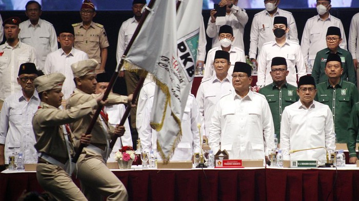 Ketua Umum Partai Gerindra Prabowo Subianto (kedua kanan) bersama Ketua Umum Partai Kebangkitan Bangsa (PKB) Muhaimin Iskandar (kanan) saat deklarasi koalisi antara Partai Gerindra dan PKB dalam Rapimnas Gerindra di SICC, Sentul, Kabupaten Bogor, Jawa Barat, Sabtu (13/8/2022). Partai Gerindra dan PKB secara resmi menyatakan berkoalisi untuk pemilu 2024. ANTARA FOTO/Yulius Satria Wijaya/nym.