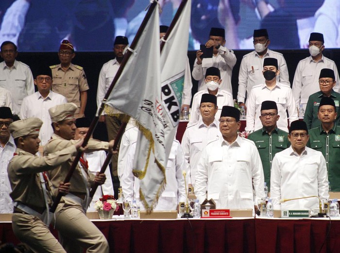 Ketua Umum Partai Gerindra Prabowo Subianto (kedua kanan) bersama Ketua Umum Partai Kebangkitan Bangsa (PKB) Muhaimin Iskandar (kanan) saat deklarasi koalisi antara Partai Gerindra dan PKB dalam Rapimnas Gerindra di SICC, Sentul, Kabupaten Bogor, Jawa Barat, Sabtu (13/8/2022). Partai Gerindra dan PKB secara resmi menyatakan berkoalisi untuk pemilu 2024. ANTARA FOTO/Yulius Satria Wijaya/nym.
