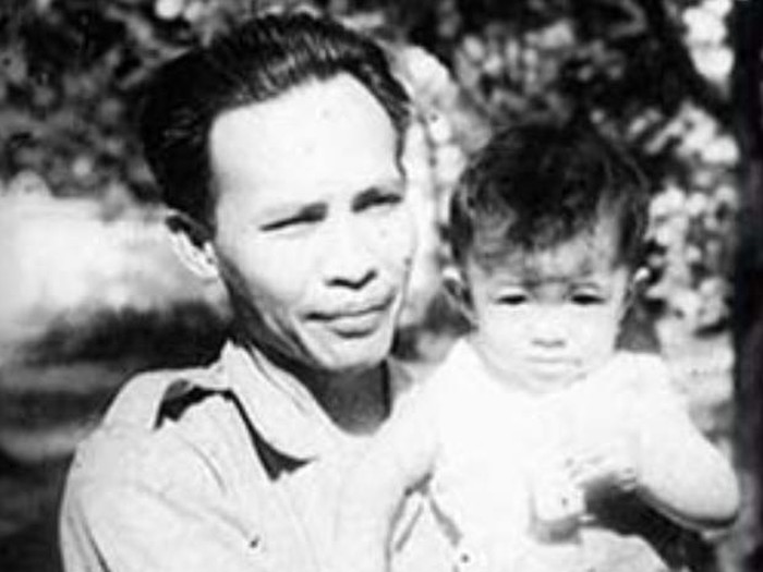 Dokter R Soeharto, Mayor Jenderal (Kehormatan) menggendong Megawati Soekarnoputri pada tahun 1947 di halaman Gedung Agung Jogja.