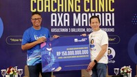 Presiden Direktur PT AXA Mandiri Financial Services (AXA Mandiri) Handojo G. Kusuma, secara simbolis menyerahkan asuransi perlindungan kecelakaan bagi peserta Mandiri Jogja Marathon kepada Roellis Prasetyo, Ketua Mandiri Jogja Marathon 2022, di Yogyakarta, Sabtu (13/8/2022).
