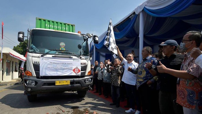 Ekspor Tekstil Perluas Akses Pasar dan Pemulihan Ekonomi Nasional Menteri Perdagangan Zulkifli Hasan melepas ekspor produk tekstil PT Kewalram di Sumedang, Jawa Barat, Sabtu (13/8). Produk tekstil yang diekspor adalah benang poliester sebanyak 10 kontainer senilai USD 400 ribu dengan tujuan Jerman, Polandia, Malaysia, India, dan Estonia.