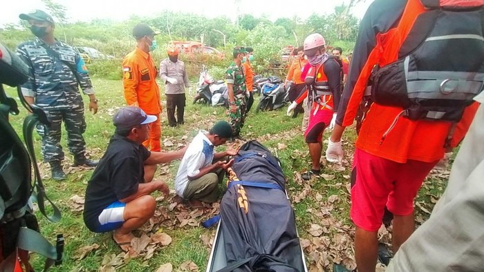 Evakuasi korban tenggelam yang di Pantai Yeh Lebah, Pekutatan, Jembarana, Bali, Sabtu (13/8/2022).