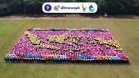 Bermain warna, formasi mulai membentuk pulau-pulau di Indonesia dan Garuda Pancasila yang kaya akan warna. Keren banget! Foto: Dok. IPB