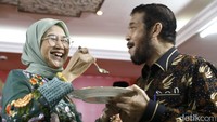 Idayati tampak ceria saat menyuapi dan mendampingi sang suami di acara tasyakuran Mahkamah Konstitusi.