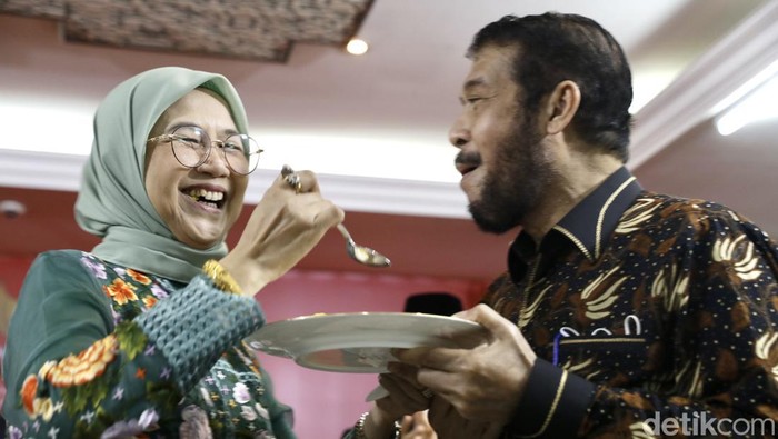Adik kandung Presiden Jokowi, Idayati terlihat romantis saat menyuapi sang suami Anwar Usman yang juga adalah Ketua Mahkamah Konsitusi (MK).