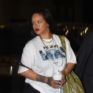 Gaya Rihanna Setelah Resmi Jadi Emak-emak, Cuek dengan Kaus Gombrong