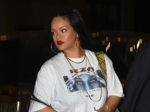Gaya Rihanna Setelah Resmi Jadi Emak-emak, Cuek dengan Kaus Gombrong