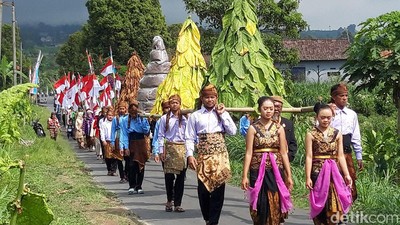 Kemeriahan Kirab Tembakau dan 77 Bendera Merah Putih di Lereng Merapi