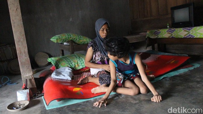 Ibu di Jombang rawat anaknya penderita gangguan syaraf otak.
