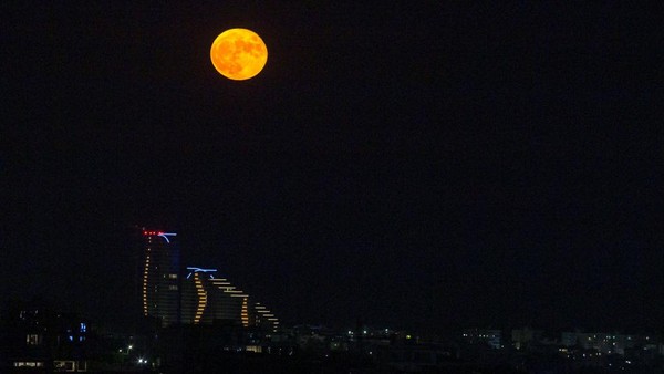 Lalu, purnama Sturgeon juga terbit di Limassol, Siprus, pada 12 Agustus 2022. Sturgeon Supermoon adalah purnama terakhir di tahun 2022. Lalu, purnama Sturgeon juga terbit di Limassol, Siprus, pada 12 Agustus 2022. Sturgeon Supermoon adalah purnama terakhir di tahun 2022.