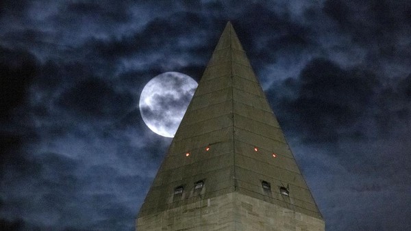 Lanjut, Sturgeon Supermoon juga muncul dari langi Washinton DC, Amerika Serikat, pada 11 Agutus 2022. Lanjut, Sturgeon Supermoon juga muncul dari langi Washinton DC, Amerika Serikat, pada 11 Agutus 2022.