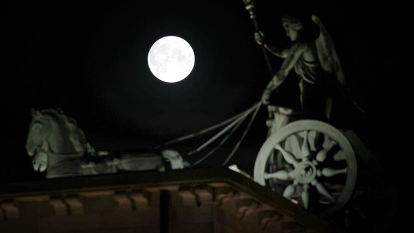Dari langit Berlin, Jerman, Sturgeon Supermoon juga menebarkan pesonanya dari belakang patung Quadriga di Gerbang Brandenburg, pada 11 Agutus 2022 lalu. Dari langit Berlin, Jerman, Sturgeon Supermoon juga menebarkan pesonanya dari belakang patung Quadriga di Gerbang Brandenburg, pada 11 Agutus 2022 lalu.