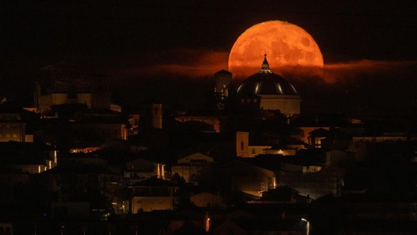 Bulan super Sturgeon juga muncul di belakang kubah Gereja San Bernardino, Italia, pada 12 Agustus 2022.