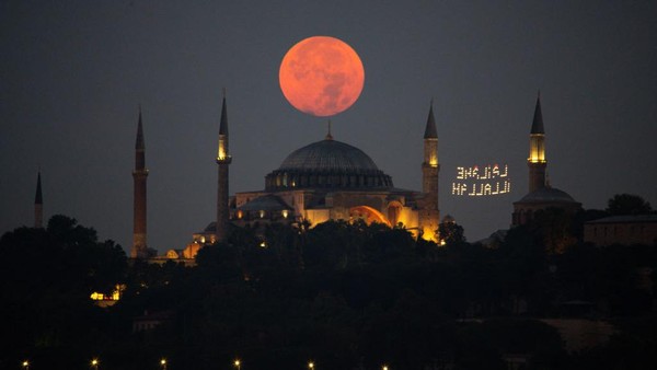 Purnama Sturgeon terlihat muncul di Istanbul yang menerangi Masjid Hagia Sophia, pada 11 Agutus 2022 lalu. Purnama Sturgeon terlihat muncul di Istanbul yang menerangi Masjid Hagia Sophia, pada 11 Agutus 2022 lalu.
