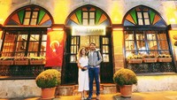 Tahmis Kahvesi merupakan kafe tertua di Turki dengan keaslian dekorasi yang terjaga. Jika masuk ke kafe ini rasanya seperti mundur ke abad-19 dengan seluruh dekorasi setiap sudutnya yang kental dengan budaya Turki di masa lampau. Foto: Re-thinking The Future