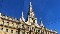 Kafe sekaligus museum ini memiliki bentuk bangunan yang sangat berbeda dengan kafe pada umumnya. New York Cafe di Budapest, Hungaria terkenal karena membuat pelanggannya berada di dalam kerajaan yang megah. Foto: Re-thinking The Future