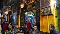 Menjadi kafe tertua di tanah Arab, El Fishway dikenal sebagai kedai kopi otentik Arab yang digemari para turis. Berada di tengah kota Kairo, kafe ini juga menjadi lokasi kumpul para penduduk setempat. Foto: Re-thinking The Future