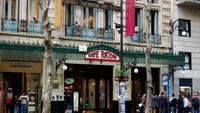 Argentina dikenal sebagai negara dengan kafe-kafe terindah di dunia. Salah satunya Cafe Tortoni di kota Buenos Aires yang sudah berdiri sejak abad ke-19 masehi ini. Foto: Re-thinking The Future