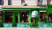Walaupun berukuran tidak terlalu besar, Caffe Reggio di New York, Amerika Serikat ini begitu populer. Kafe yang sudah berdiri sejak 1927 ini sering digunakan sebagai lokasi syuting film-film populer. Foto: Re-thinking The Future