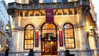 Kafe yang berdiri sejak 1876 ini diberi nama Cafe Central, merupakan kafe tradisional di Vienna. Bangunannya bahkan didesain oleh arsitek terkenal bernama Heinrich von Ferstel. Foto: Re-thinking The Future