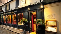 Dinobatkan sebagai kafe tertua di dunia, Cafe Le Procope di Paris ini sering dikunjungi oleh Benjamin Franklin. Kafe ini konon sudah berdiri sejak tahun 1686 silam. Foto: Re-thinking The Future