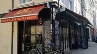 Kafe Queens Lane di kota Oxford, Inggris ini menjadi kafe tertua di kotanya. Berdiri sejak 1654, kedai kopi ini juga populer dengan hidangan ala Mediternianya yang khas. Foto: Re-thinking The Future