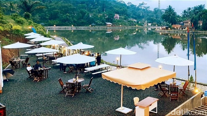 Kafe Waroeng Z6 di Obyek Wisata Situ Wangi Kawali, Kabupaten Ciamis