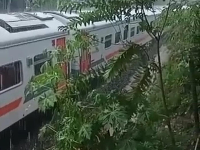 Kereta api yang mengalami keterlambatan karena relnya tergenang air, Sabtu (13/8/2022).